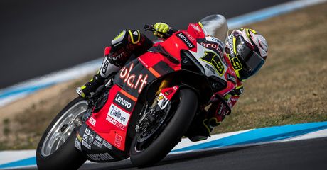 Power Ducati Enggak Ada Obat, Alvaro Bautista Curi Kemenangan Race 1 WorldSBK Estoril 2022 dari Toprak Razgatlioglu