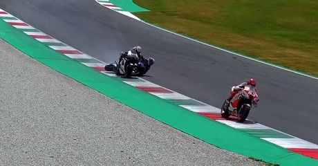 Kena 'Sikut' Sampai Crash di MotoGP Italia 2022, Alex Rins Ngamuk Sebut Takaaki Nakagami Pembalap Paling Kotor di Grid