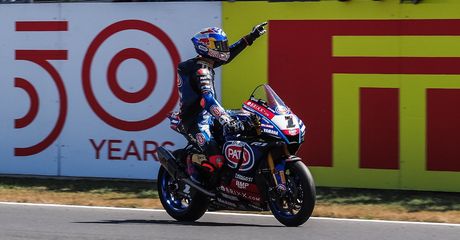 Hasil Race 2 WorldSBK Inggris 2022 - Toprak Razgatlioglu Sapu Bersih Kemenangan di Sirkuit Donington Park, Alvaro Bautista Amankan Podium Dua