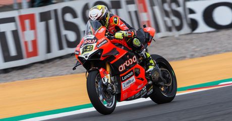 Hasil Race 2 WorldSBK Argentina 2022 - Bersaing Sengit, Alvaro Bautista Raih Kemenangan di Depan Toprak dan Rea