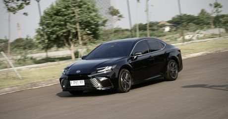Sensasi Berkendara Toyota Camry Hybrid, Layak Untuk Nyetir Sendiri