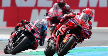 Adiknya Patah Tulang Digasak Acosta, Marc Marquez Menang Balapan MotoGP Belanda 2025