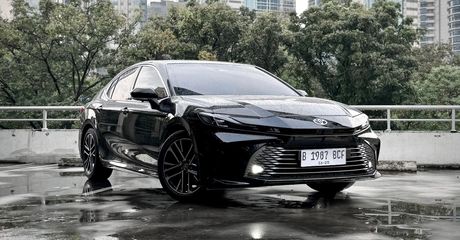 Libur Nataru Pakai Sedan Mewah? Toyota Camry Hybrid Bisa Jalan Sejauh Ini