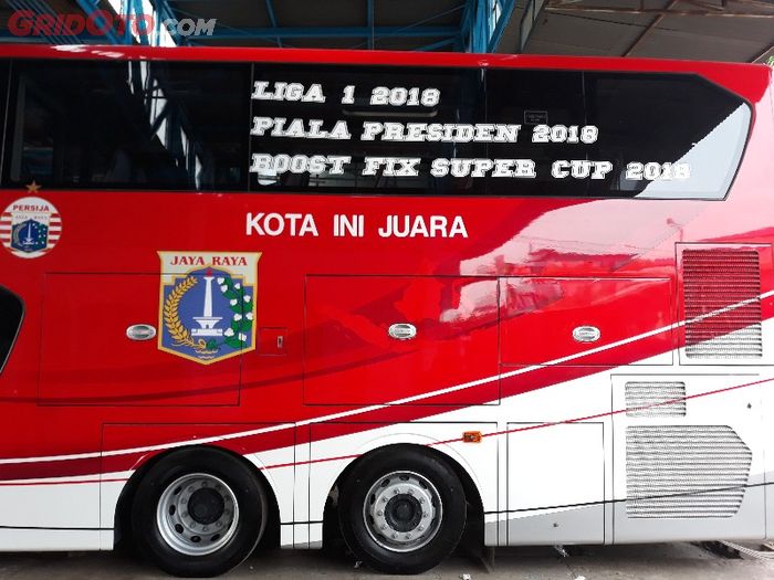 Stiker yang tertempel pada bus Trans Jakarta untuk konvoi Persija (15/12/2018)