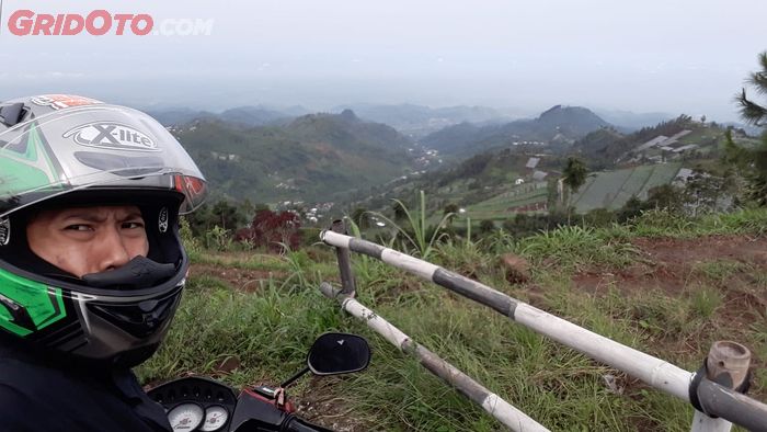 Sempet selfie dulu di rute terjal Candi Cetho, tadi jalurnya lewat lembahan di bawah itu lho!