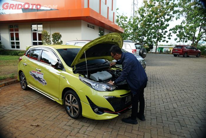 Pengecekan mobil tim Ekspedisi Tol Trans Jawa