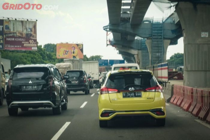 Mobil tim ekspedisi tol trans Jawa GridOto.com terjebak kemacetan di jalan tol Jakarta-Cikampek