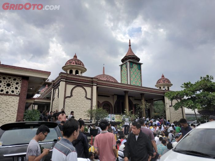 Suasana pengunjung sehabis melakukan ibadah solat Jumat Masjid Darul Mukhlisin, KM39 tol Jakarta-Cik