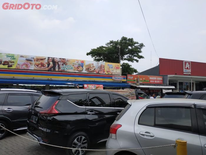 Terdapat banyak pilihan mini market di rest area KM 39 tol Jakarta-Cikampek