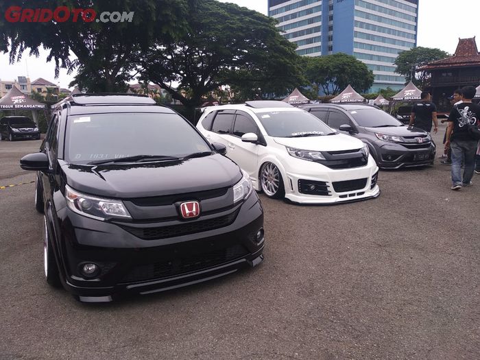 Tiga Honda BR-V bergaya static