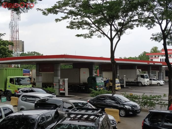 Ilustrasi. Suansa pengisian bahan bakar diesel untuk kendaraan besar seperti truck