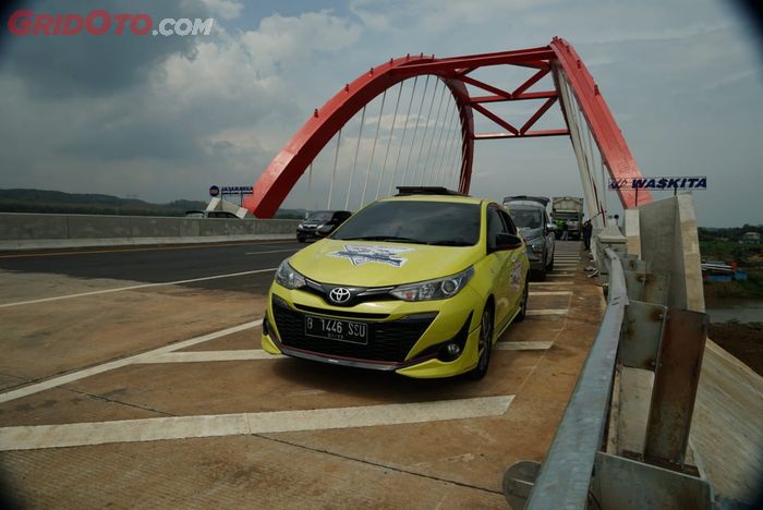 Tim Ekspedisi Tol Trans Jawa GridOto.com dan OTOMOTIF saat mengabadikan momen di Jembatan Kali Kuto