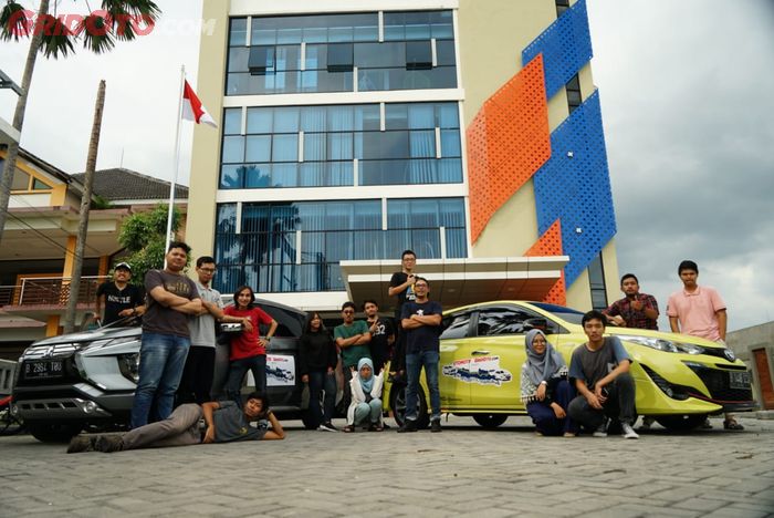 Tim Ekspedisi Tol Trans Jawa di depan kantor GridOto.com di Solo, Jawa Tengah