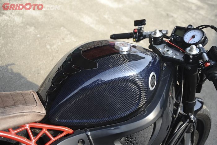 Tangki mungkin terlihat besar, tapi kapasitasnya hanya sekitar 9 liter karena ada airbox di bawahnya