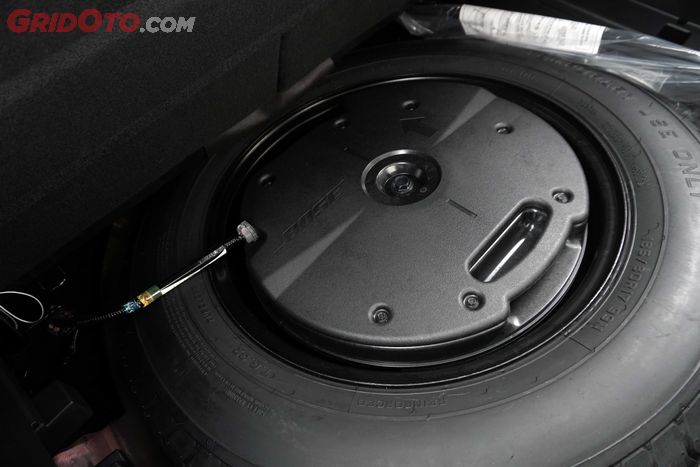 Mazda CX-9 juga telah dilengkapi 12 speakers dari BOSE, salah satunya tersedia subwoofer di bawah lantai bagasi