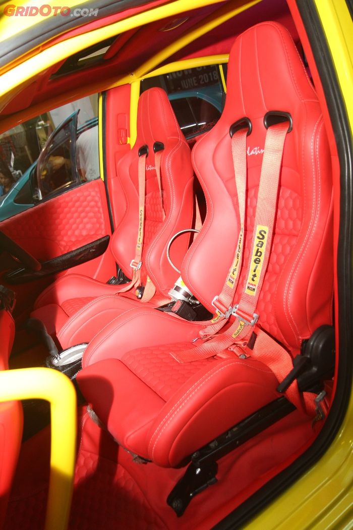 Seluruh jok dilapis dengan bahan MBtech Carrera merah
