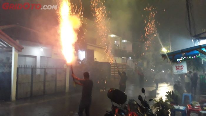 Warga Jln. Waru, Koja, Jakarta Utara menyambut tahun baru dengan membakar kembang api. Pengguna jalan yang kebetulan lewat, berhenti untuk menyaksikan pertunjukan ini.