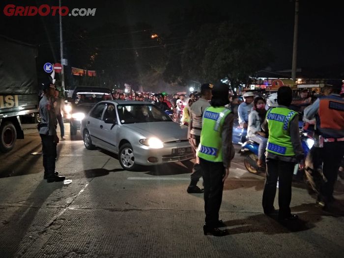 Menjelang pergantian tahun, kepolisian dan dishub mengatur lalu lintas di kawasan Stadion Pakansari Cibinong, Kab. Bogor.