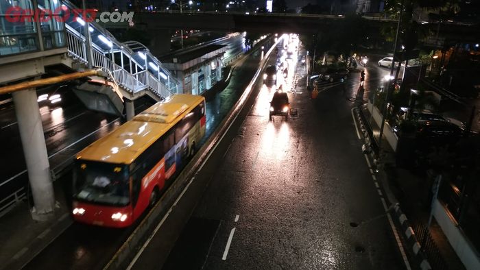 Terlihat bus TransJakarta tetap beroperasi di malam tahun baru 2019.