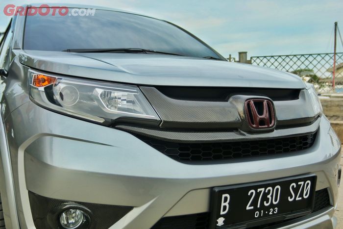 Grill carbon untuk kesan sporty