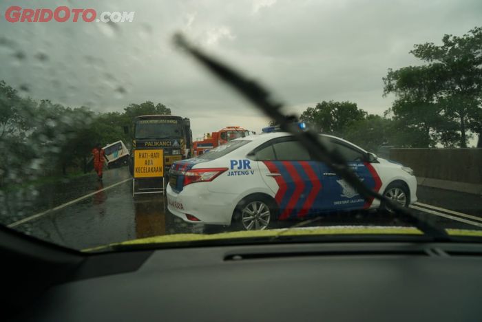 Kecelakaan di Tol Pejagan Akibat dari Jalan yang Licin Karena Basah Air Hujan