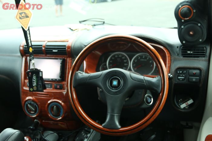 Setir Nardi plus wood panel di interior Toyota Avanza