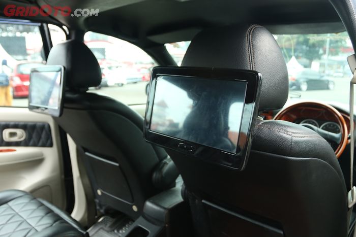 Headrest monitor di kabin baris kedua