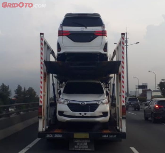 Bagian belakang Avanza baru (atas) dan Avanza model lama (bawah)