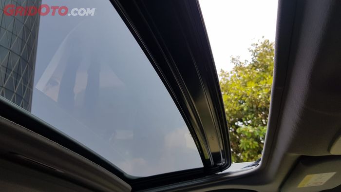 Kaca Sunroof Toyota All New Camry yang Sedang Dibuka