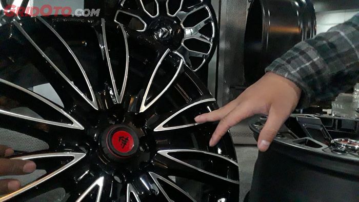 Model jari-jari dengan palang melengkung pecah dua