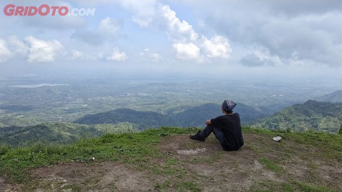 Menikmati pemandangan dari Puncak Embung Batara Sriten