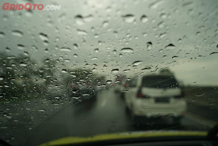 ilustrasi cuaca hujan yang bisa membuat pengemudi mudah mengantuk