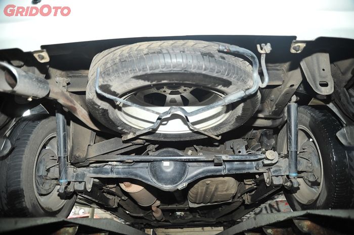 Periksa bagian kolong mobil, bersihkan dari sisa air genangan hujan