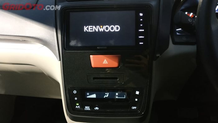 Center Control di Daihatsu Grand New Xenia yang kini sudah menggunakan panel AC digital dan head unit 2 din touchscreen