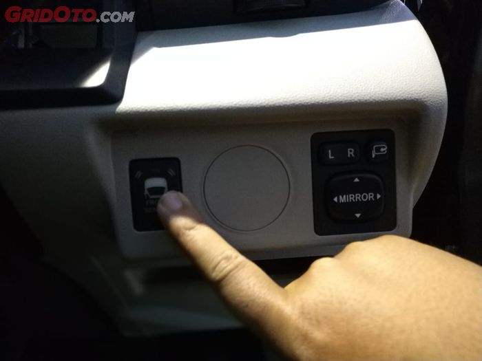 tombol pengaturan sensor parkir dan pengaturan spion di Daihatsu Grand New Xenia