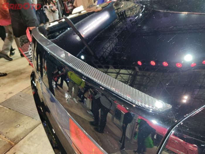 Spoiler tipis berbahan serat karbon di buritan