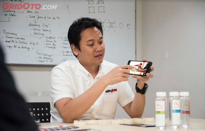 Robby Kurnia, CEO Autoglaze Indonesia seraya menunjukkan video mengenai produknya