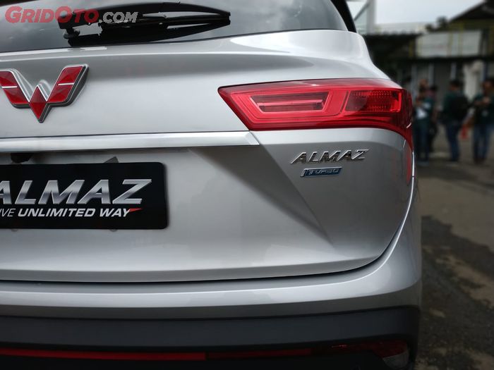 Tampak logo bertulisan Almaz di bagian bodi belakang SUV teranyar Wuling Motors ini