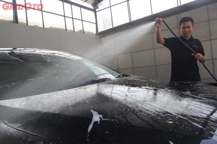 Cuci mobil setelah hujan