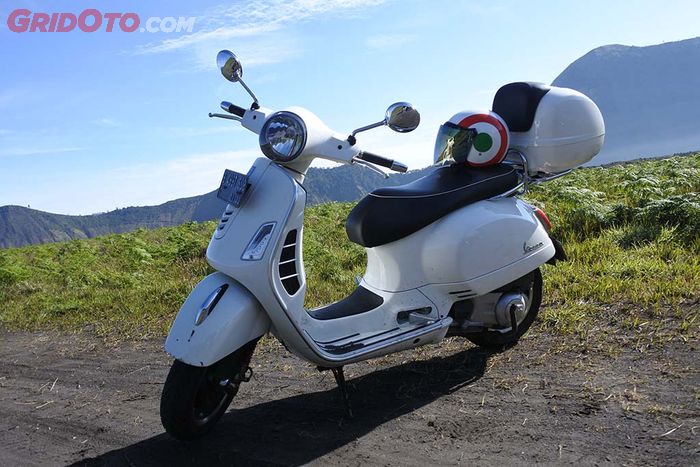 Vespa GTS 300 di kawasan gunung Bromo