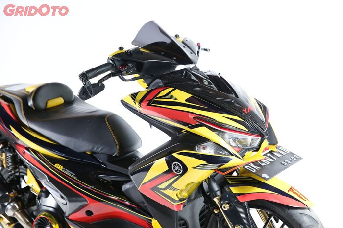 Area setang Aerox dengan Spion Bar end dan windshield black smoke