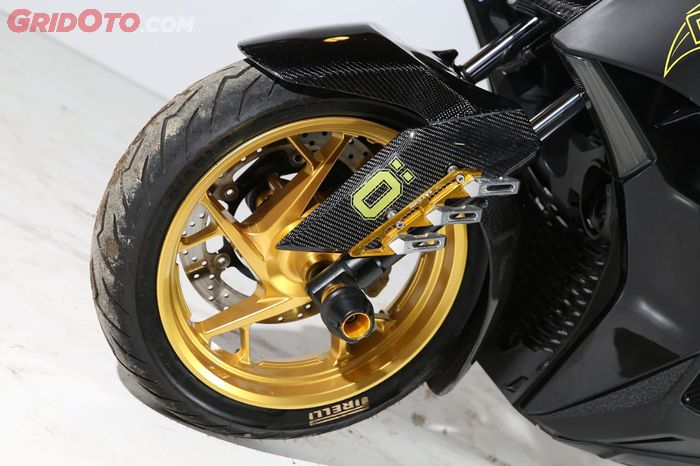 Sepatbor Carbon Kevlar dengan Pelek Candy Gold XMAX