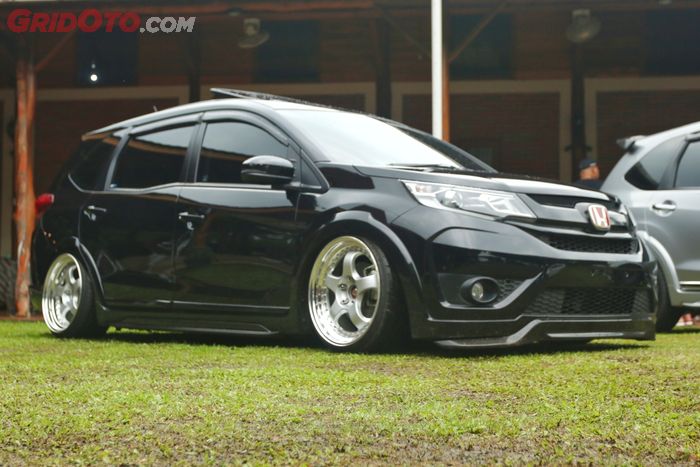 Honda BR-V hitam upgrade total kaki-kaki