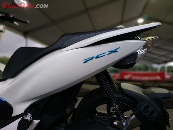 Emblem PCX dengan aksen biru menandakan bahwa motor ini menggunakan listrik