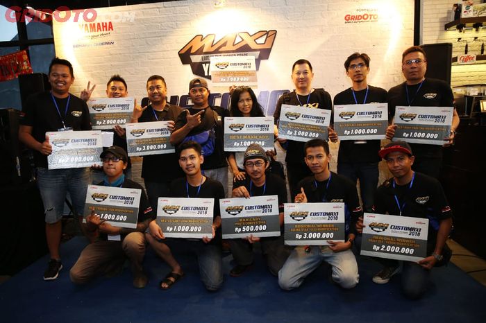 Foto bareng semua pemenang tiap kategori di Customaxi Surabaya