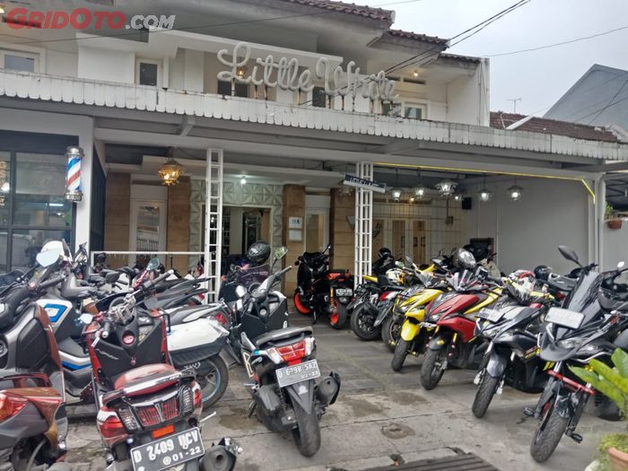 Jajaran motor MAXI Yamaha memenuhi area parkir tempat Sosialisasi Customaxi