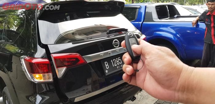 Power Back Door Nissan Terra yang Bisa Dioperasikan dengan Remote Keyless