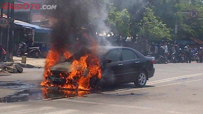 Ilustrasi mobil terbakar