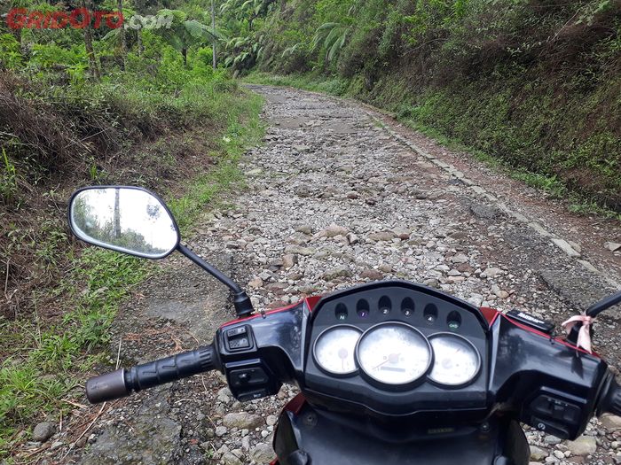 Jalanan batu pecah ini yang harus dilewati hingga puncak