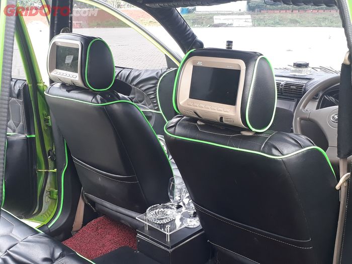 Headrest monitor menambah sisi hiburan dalam kabin
